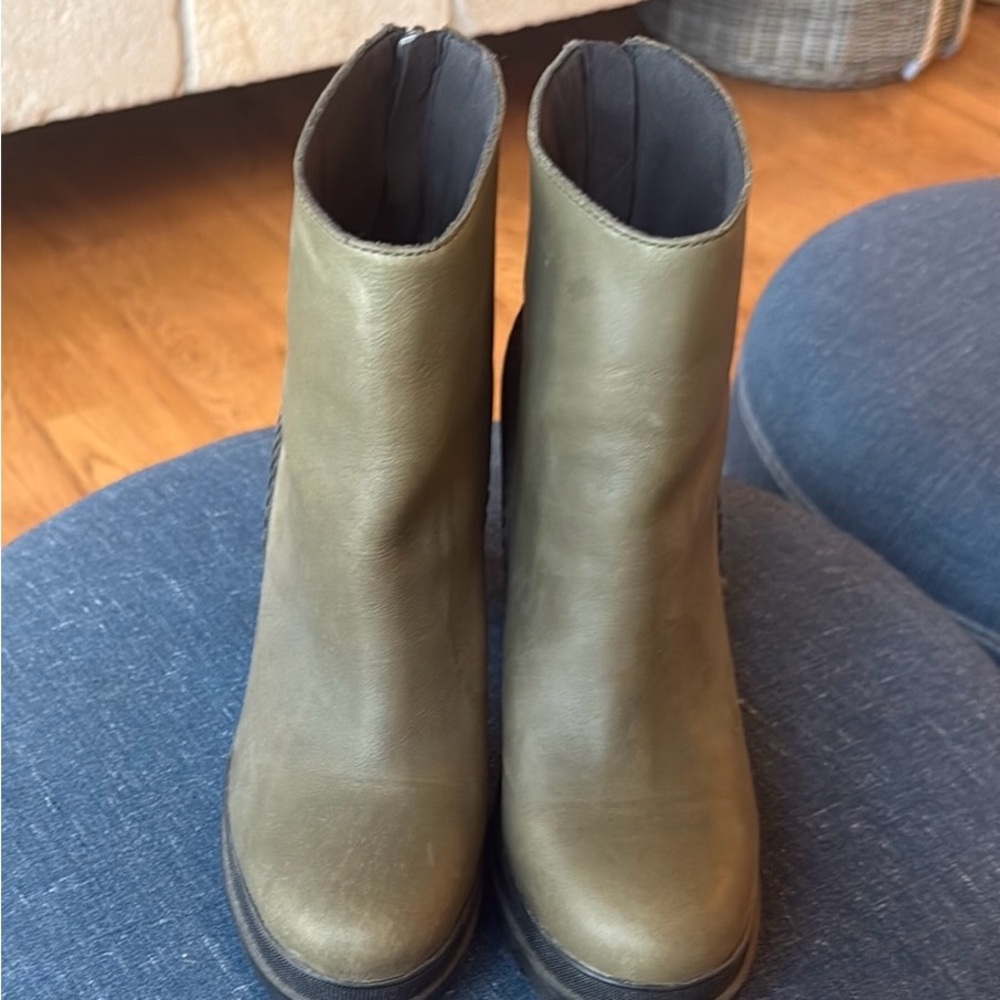Sorel David Green Ankle Boots with Elastic Panels, perfect condition worn once!
